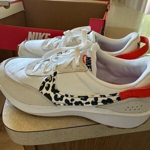 Nike Woman’s Waffle Debut *NEW*